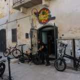 La ciclofficina di Ferdinando si chiama Ferdy�s Bike, dal nomignolo del suo proprietario, e si trova nel centro storico di Triggiano, al civico 30 di via Carroccio, a pochi passi dalla Chiesa di Santa Maria Veterana
